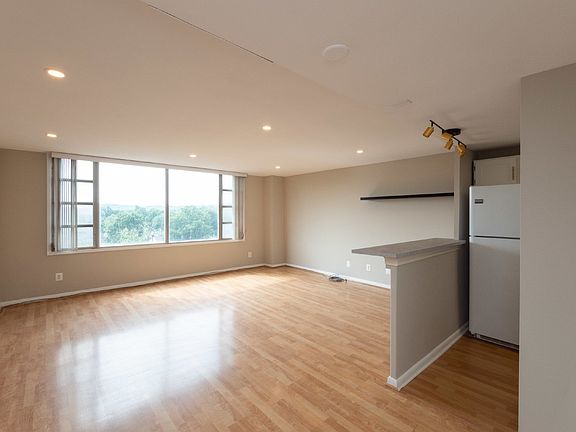 5th image of 4600 Duke St APT 700