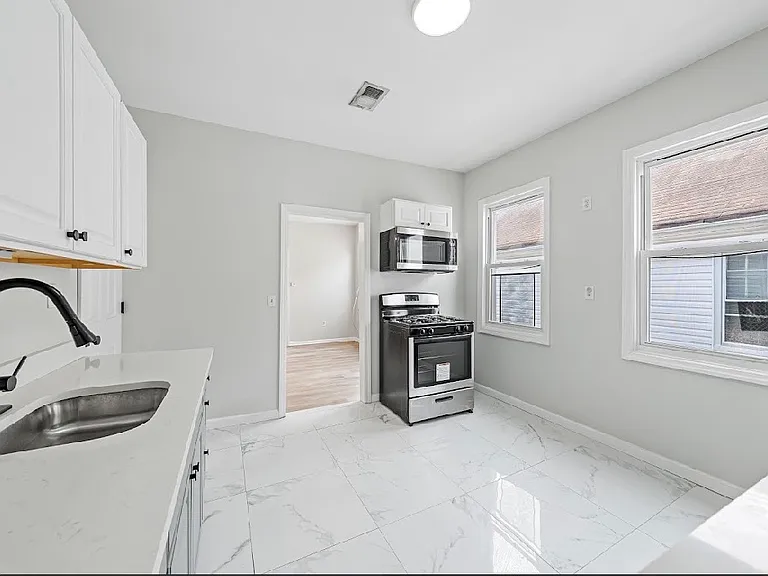 210 W Price St #2L — Photo 2
