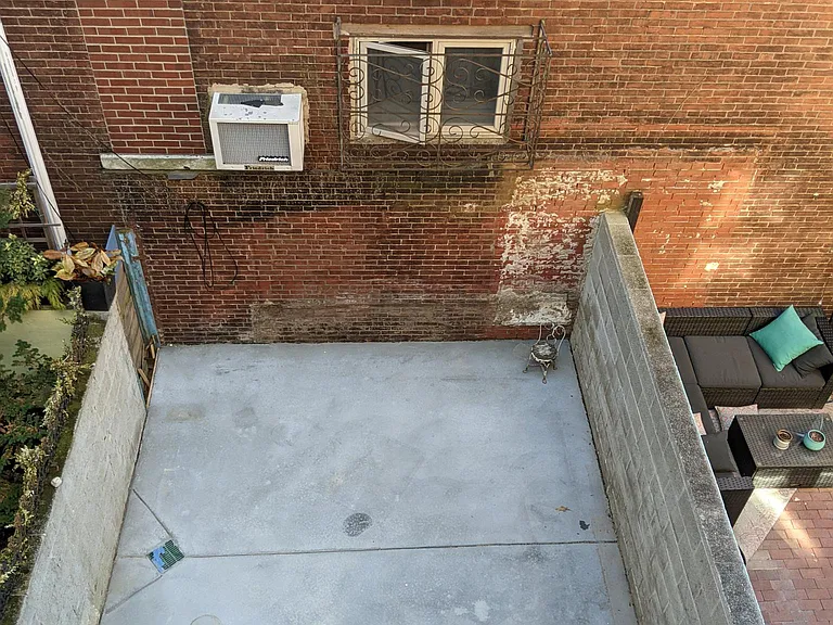 922 Catharine St — Photo 16