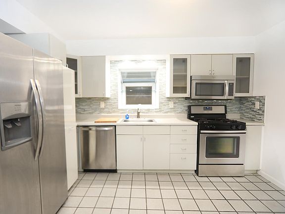 2nd image of 391 Manila Ave #2