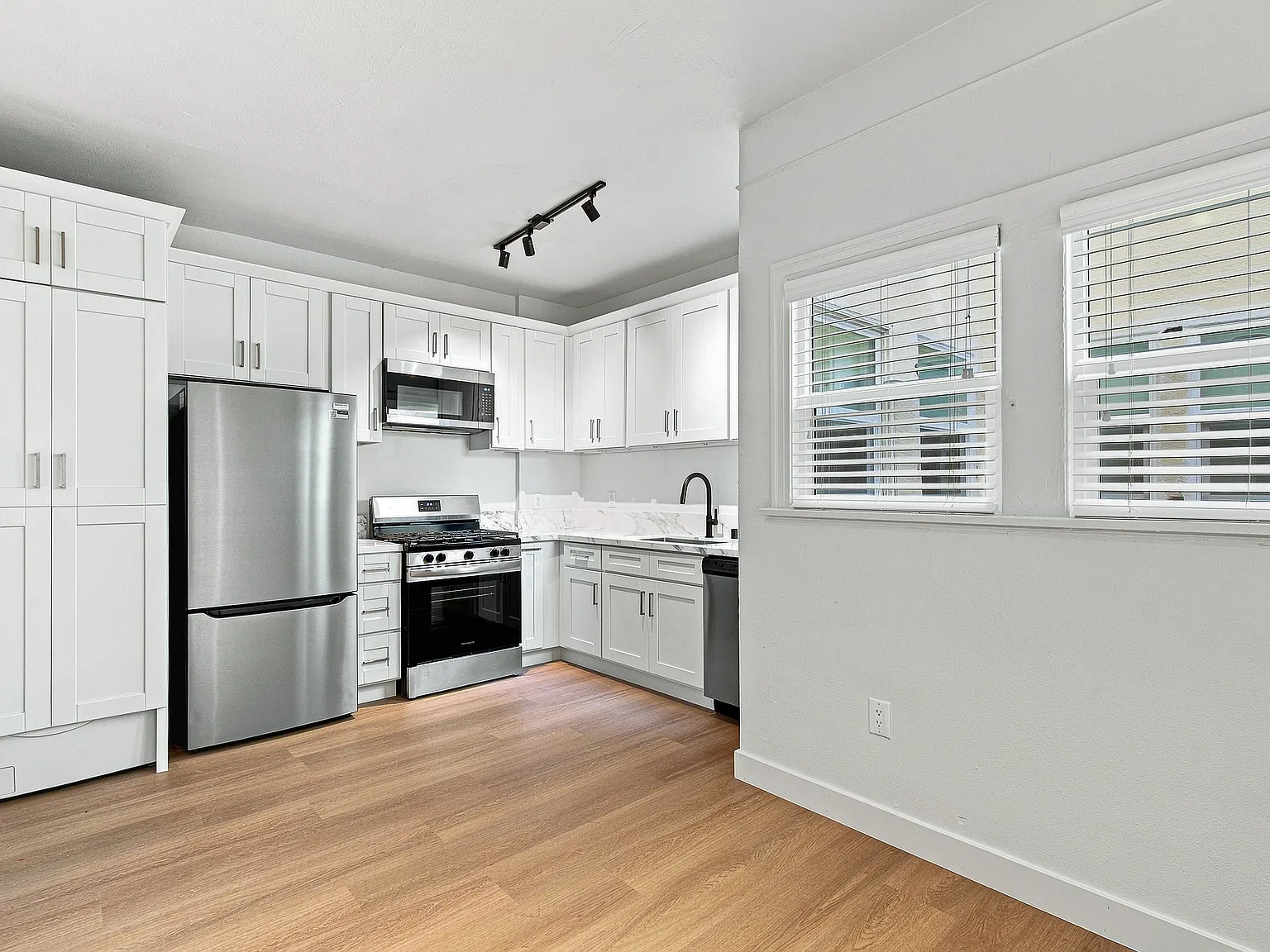 2 bed, 900 sqft, $2,562 — Photo 4