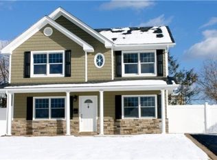 17 Gun Ln, Levittown, NY 11756