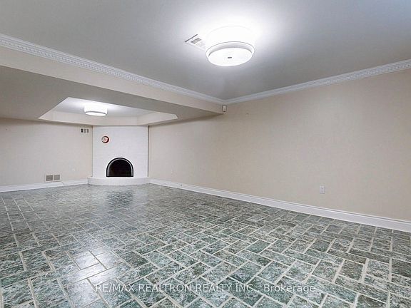 2nd image of 31 Whitelock Cres #Basement
