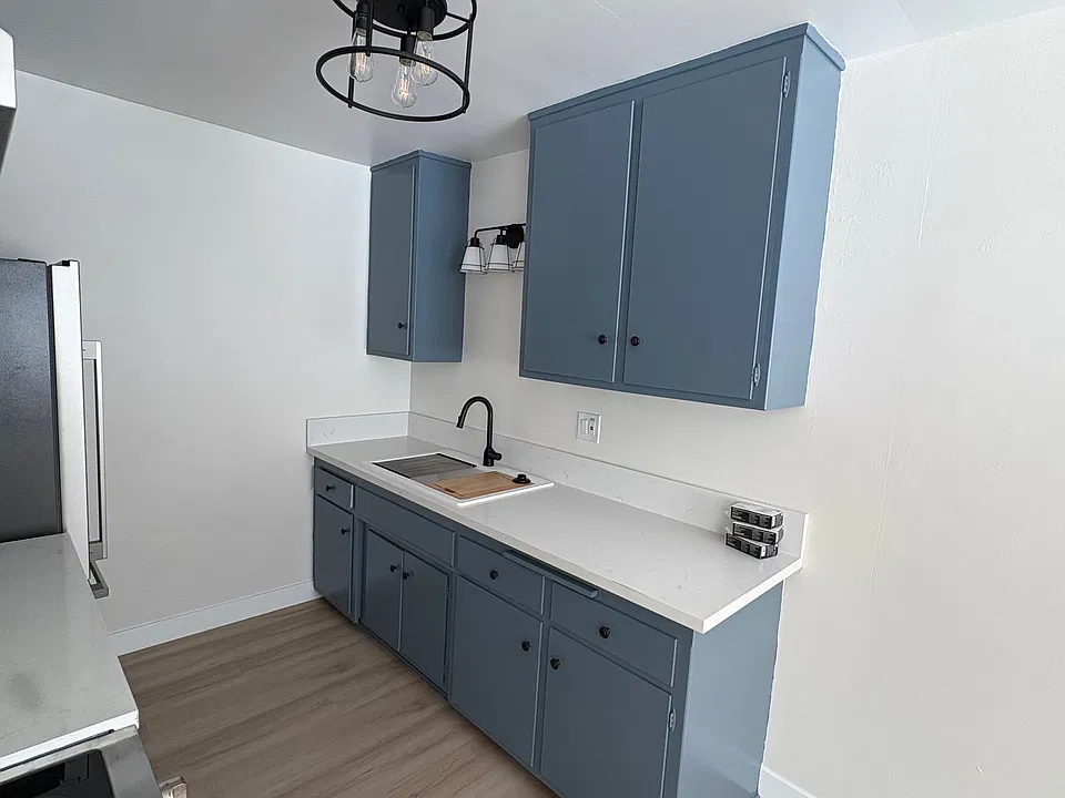 218 Loma Ave #6