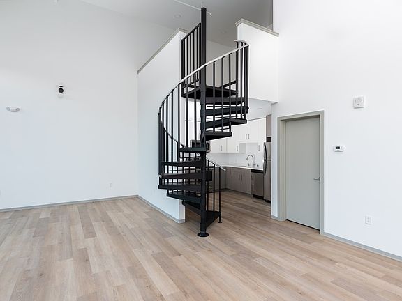 4th image of 2557 S Kinnickinnic Ave #101
