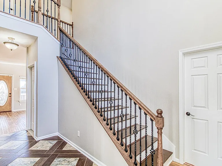 310 W Taylors Xing — Photo 15