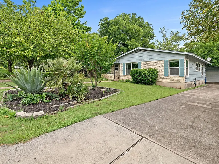 1422 Yorkshire Dr — Photo 3