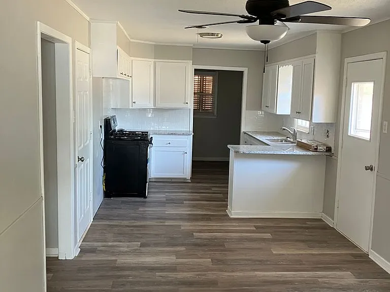 3702 Wilshire Dr — Photo 2