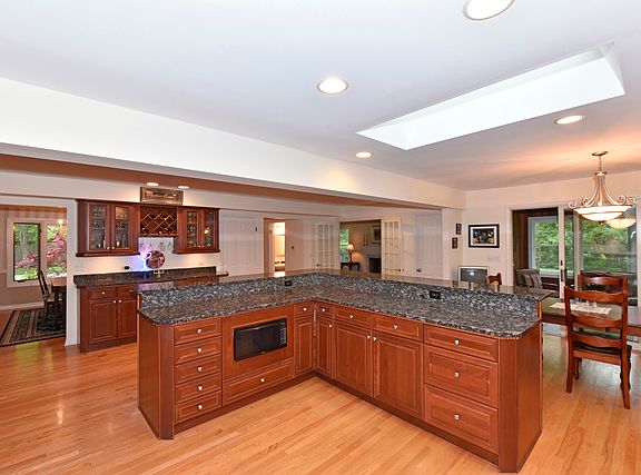 5th image of 400 Maclaren Ln