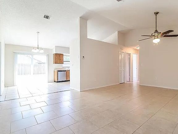 3rd image of 238 Cranbrook Dr