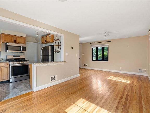 3rd image of 956 Belmont #956