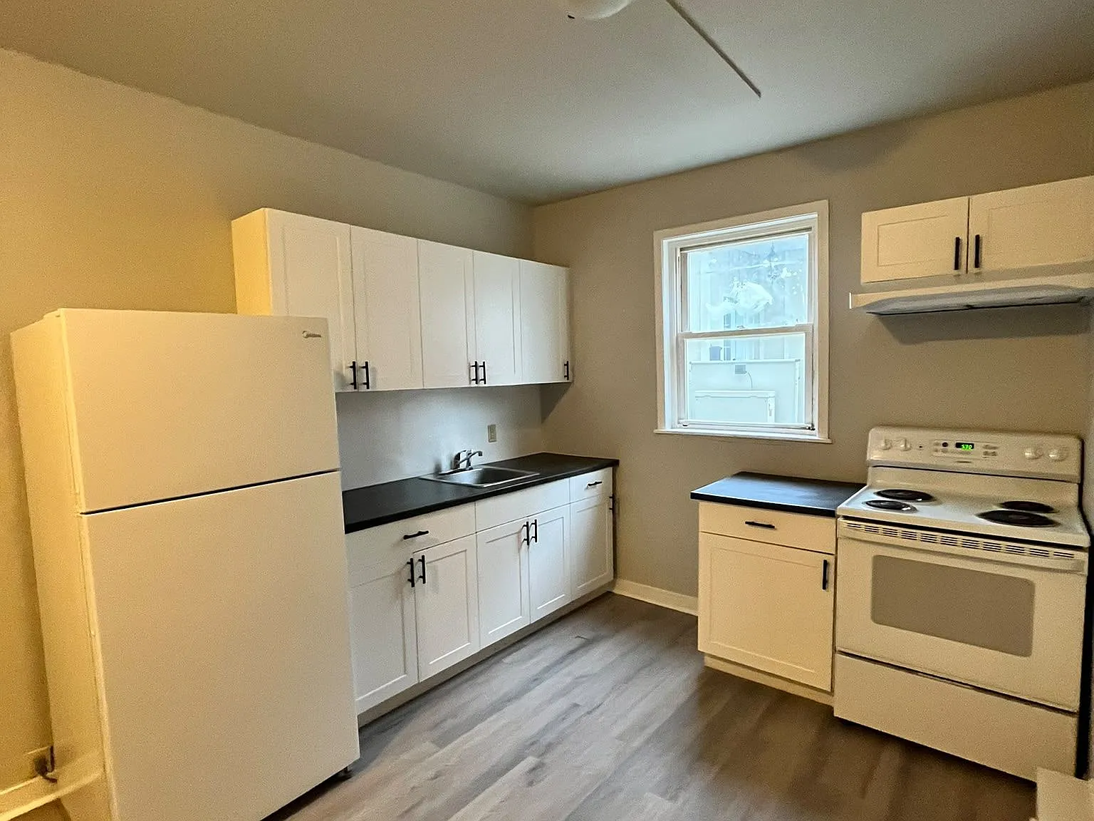 33 Lakeshore Dr — Photo 3