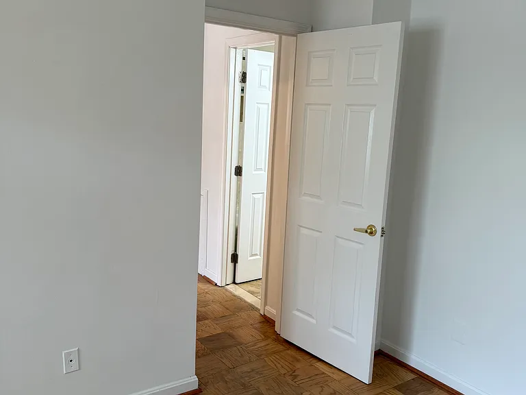 2911 Charing Cross Rd — Photo 25