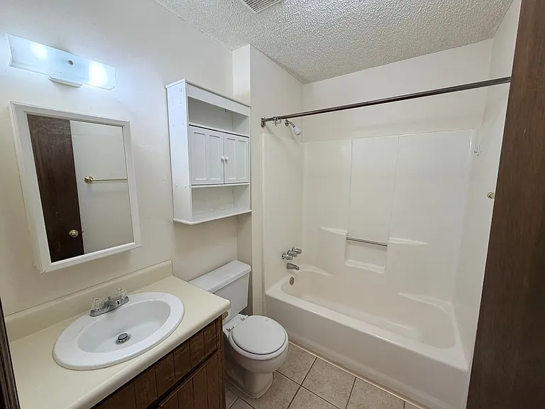 1755 Poplar St #B — Photo 8