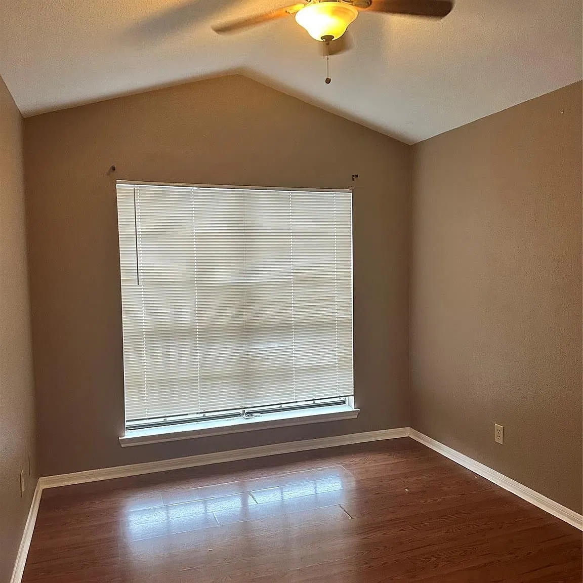 2 bed, 1.0 bath, 804 sqft, $1,600 — Photo 4