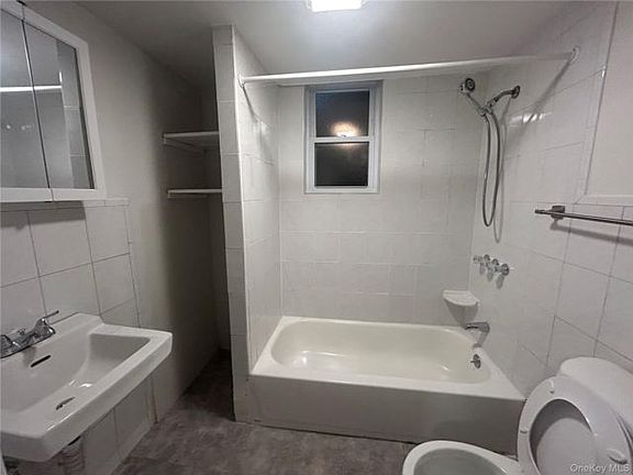 4th image of 144 Waverly St Floor 1