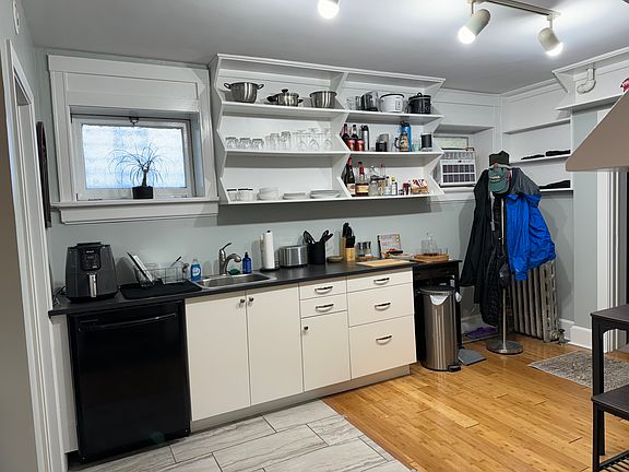 2nd image of 1059 W Oakdale Ave #G