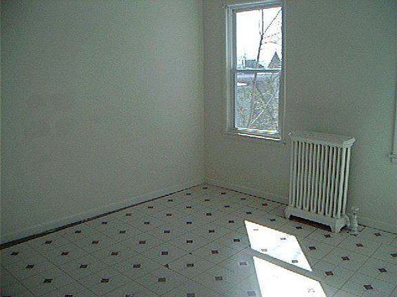bdrm w/unique radiator