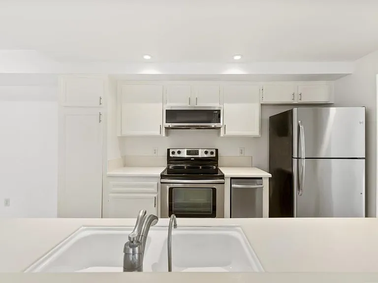 1040 E Washington Ave — Photo 8