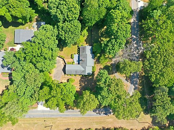 3rd image of 4839 Forest Lake Dr