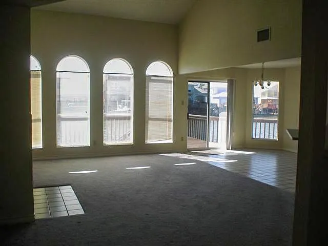 3 bed, 2.5 bath, 1723 sqft, $2,700 — Photo 3