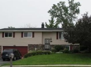 551 Hillcrest Rd, Saukville, WI 53080