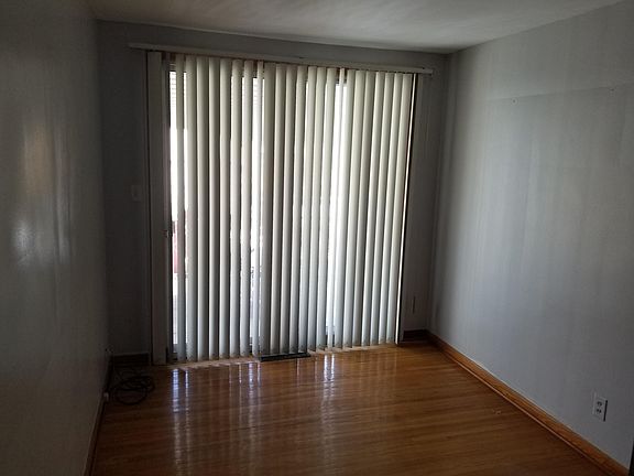 4th image of 40 Parkview Ter