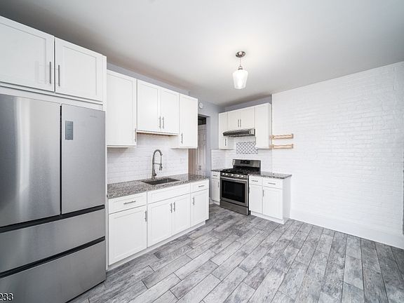 4th image of 9 Kling St APT 2