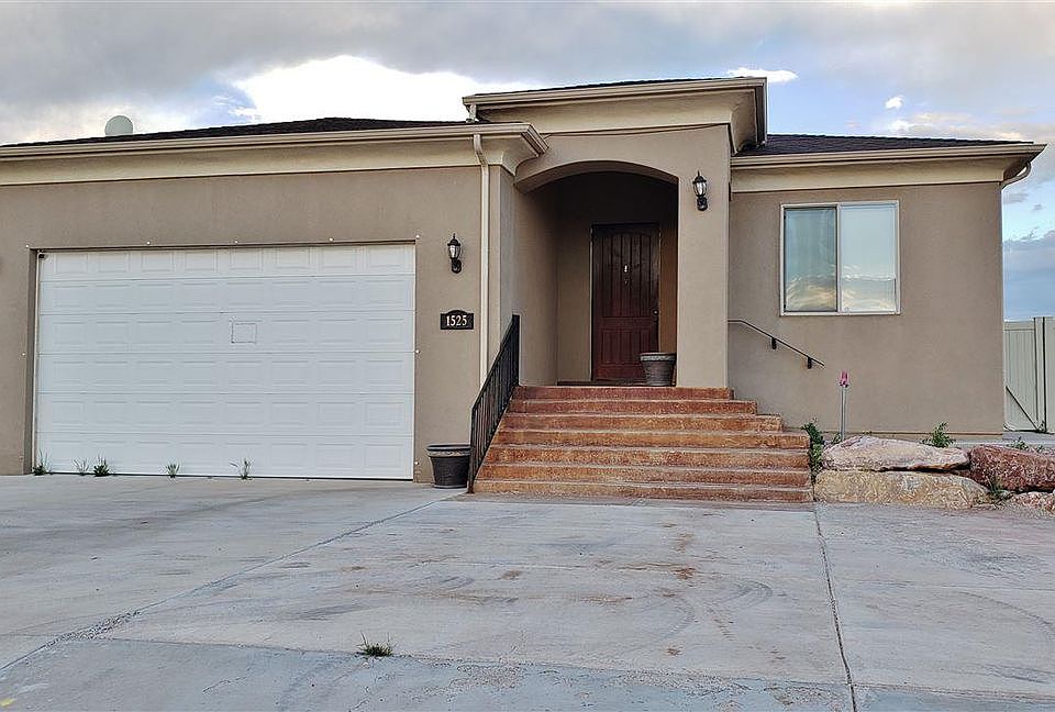 1st image of 1525 Valley Dr