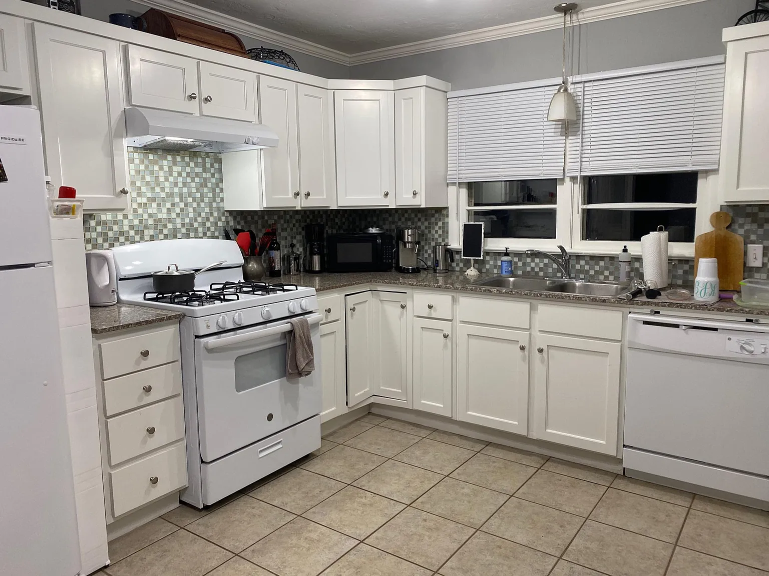 2332 Ashley Dr — Photo 2