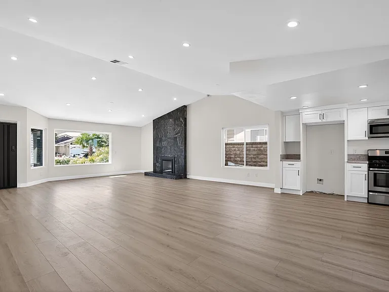 28131 Florence Ln — Photo 6
