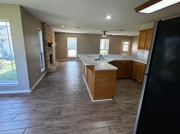 1444 Jr Phillips Rd, Livingston, TX 77351