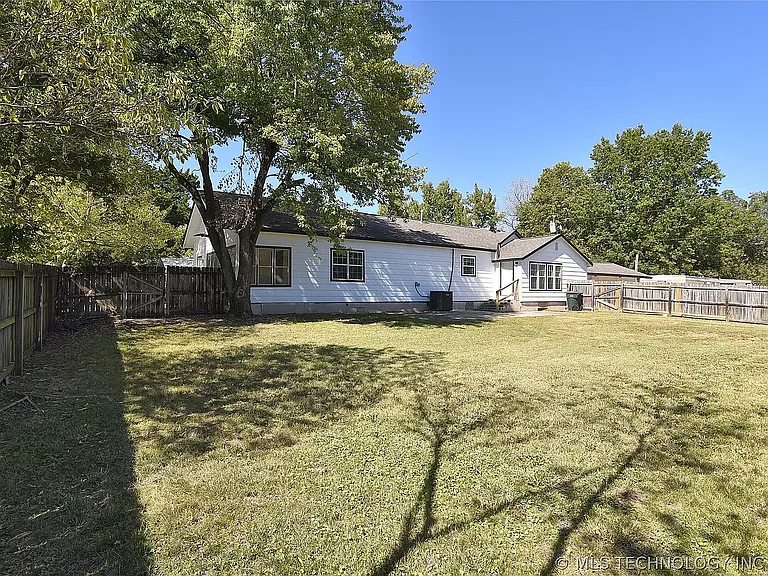 535 E Oak St — Photo 8