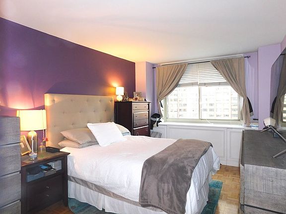 4th image of 30 W 63rd St APT 17B