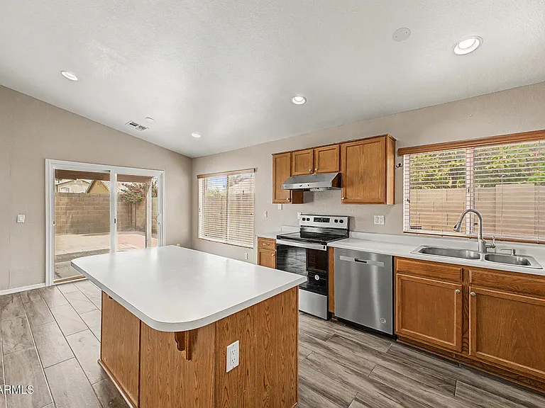 308 W Liberty Ln — Photo 16