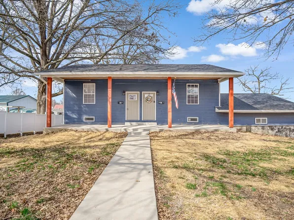 823 E Market St #823, Red Bud, IL 62278