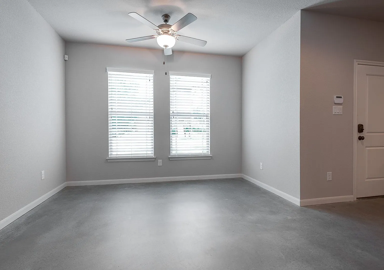 * Move In Summer 7/14/2026 * 5 Bed 3 Bath Lubbock 1 Block From Tcu Neeley Building — Photo 4