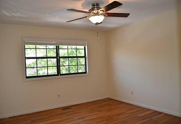 bedroom w/ceiling fan