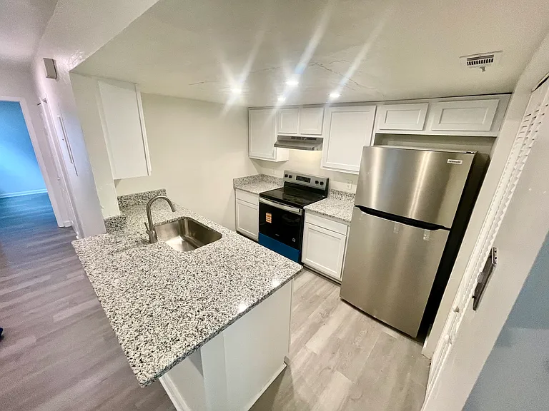 1254 Wonderwood Dr — Photo 3