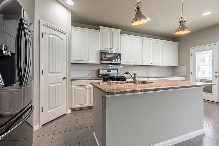 4 bed, 2.5 bath, 2330 sqft, $2,245 — Photo 3