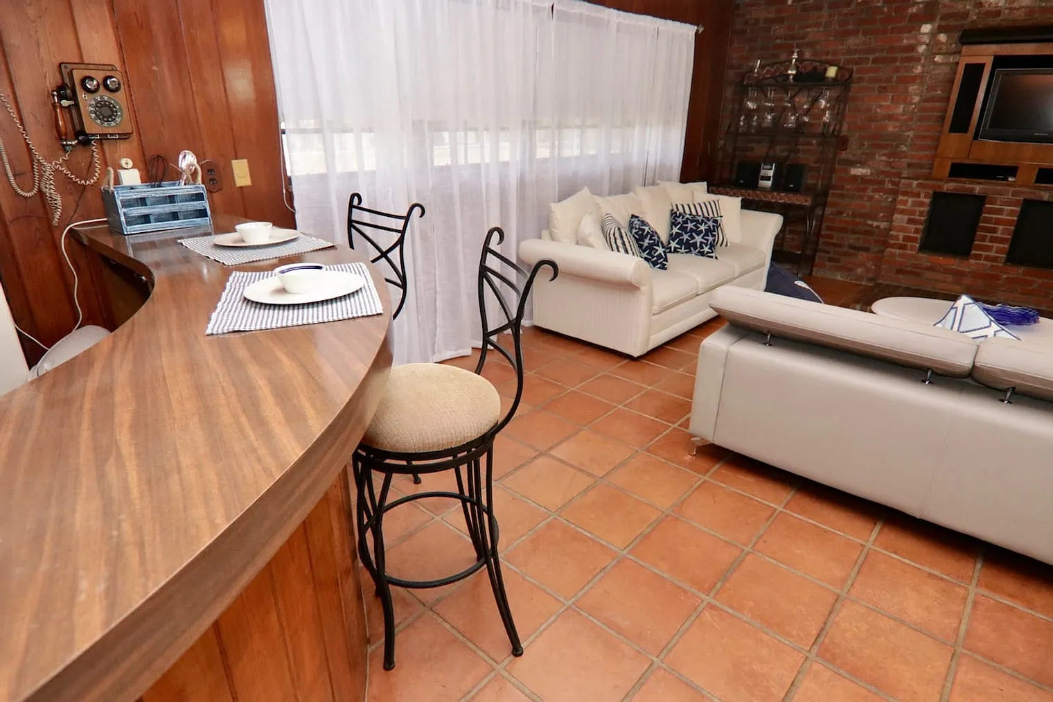 1 bed, 1.0 bath, 1259 sqft, $4,681 — Photo 3