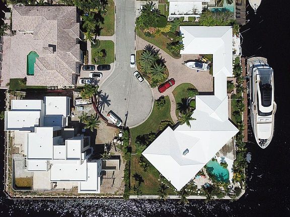 Only double point lot in the Landings! 1/2 acre. Main house on lower right, guest house on upper right, connected by covered breezeway.