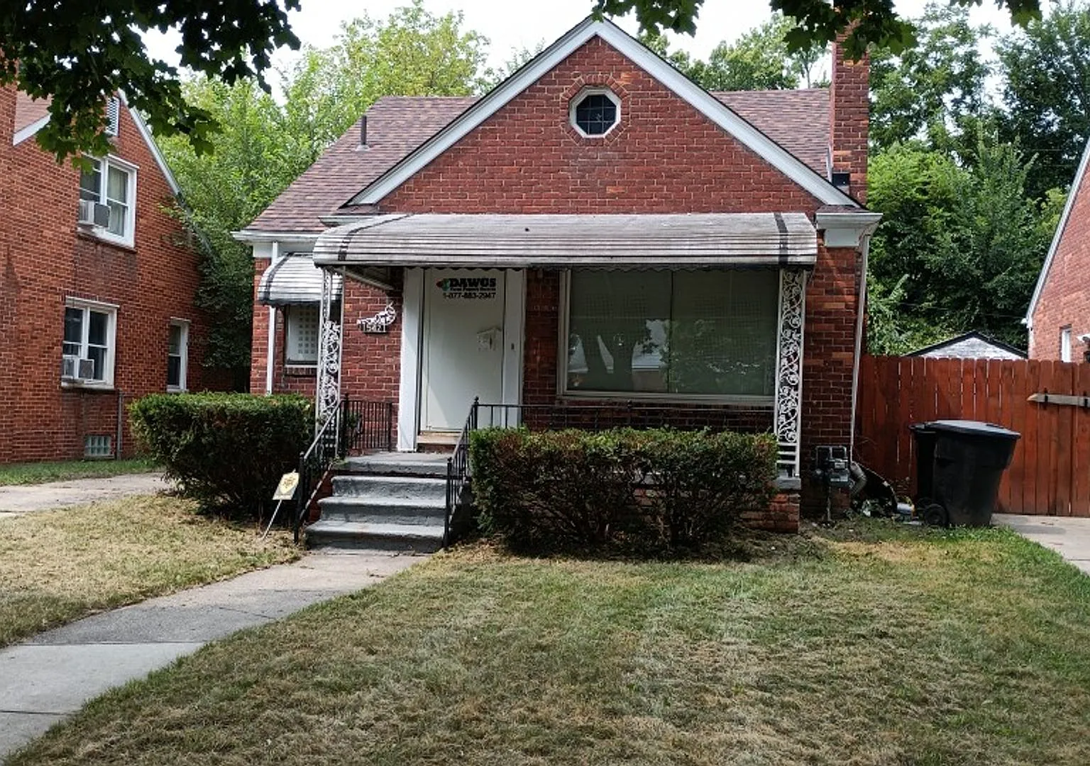 Charming 3-bedroom, 1-bath brick bungalow! — Photo 1