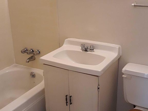 full bath at end of hall