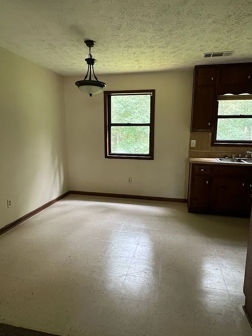 3 bedroom home with carport — Photo 4