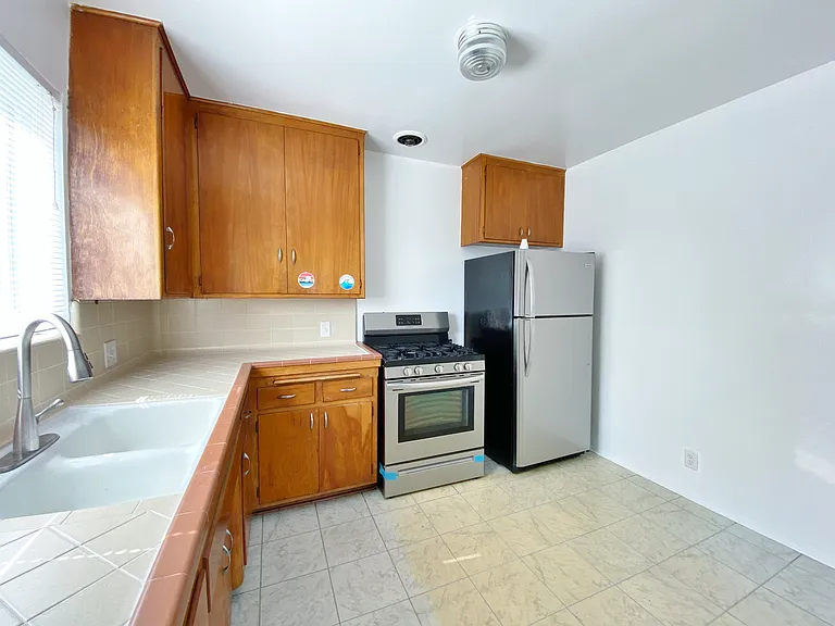 1614 E 1st St #2 — Photo 2