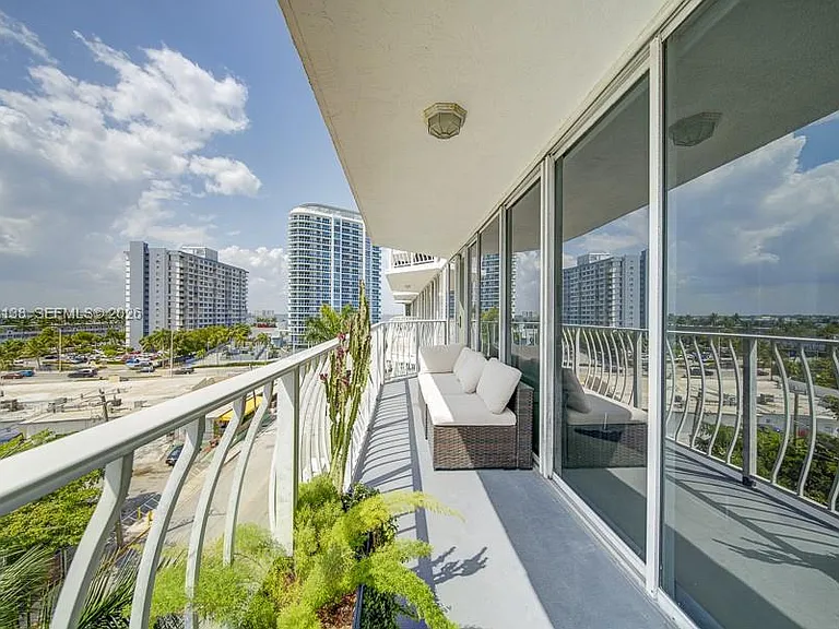 7601 E Treasure Dr #703 — Photo 11
