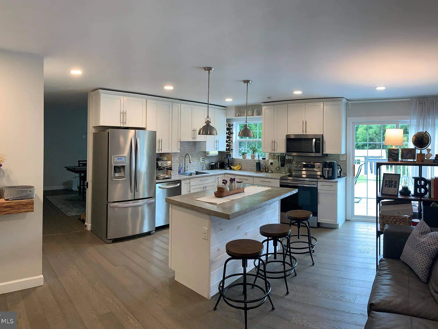 4 bed, 3.5 bath, 2388 sqft, $3,230 — Photo 2