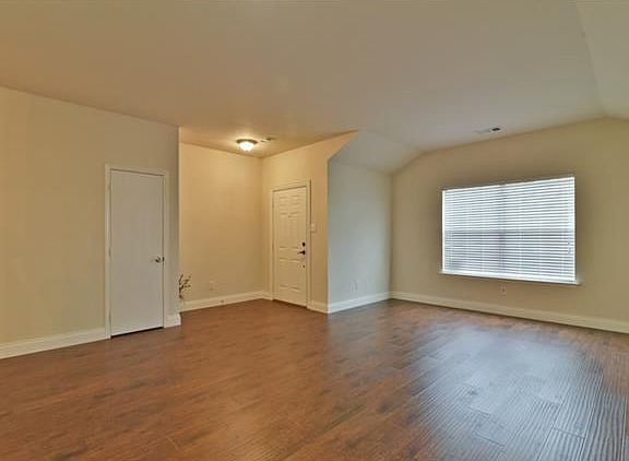 5th image of 2827 Park Springs Dr
