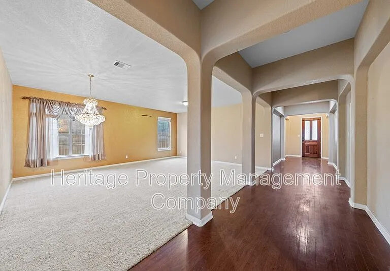141 Springtree Blf — Photo 8